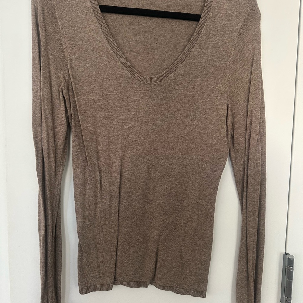 Lightweight sweater perfect for fall! 🍂